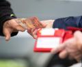 Bild: Sebastian Kahnert/dpa
Je höher die Inflationsrate, umso geringer die Kaufkraft der Menschen: Sie können sich für einen Euro dann weniger leisten.
