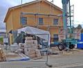 Bild: ld
Das Bild der großen Baustelle wird auch von den Ballen bestimmt, in denen die Hanfschäben angeliefert wurden.