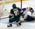 Bild: Jim Mone/AP/dpa
Kirill Kaprisow (l) von den Minnesota Wild hat einen Rekordvertrag in der NHL unterschrieben.