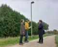 Bild: mfh
Vor-Ort-Termin mit André Zorger vom Bayernwerk (von links), Bürgermeister Peter Achatzi und Markus Windisch. Die insektenfreundlichen Lampen haben sich in der Sommerzeit bewährt und werden in der kommenden Winterzeit die Farbtemperatur wieder hochregeln.