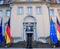 Bild: Kay Nietfeld/dpa
Bundeskanzler Friedrich Merz zeigt sich zum Auftakt der Klausurtagung des Bundeskabinetts in Berlin mit Blick auf die Wirtschaftsaussichten optimistisch.