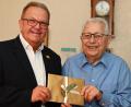Bild: gf
Gut gelaunt war Rudolf Randler (rechts), als ihm Bürgermeister Martin Preuß zum 90. Geburtstag gratulierte und einige Euro Amberger Stadtgeld überreichte, die der Jubilar durchaus brauchen kann, denn am Abend lud der Jubilar "seine" Familie zum Feiern in den Winkler-Bräu ein.