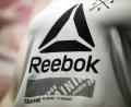 Bild: Daniel Karmann/dpa
Das Reebok-Logo auf einem Shirt. (Archivbild)