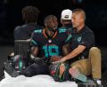 Bild: Rebecca Blackwell/AP/dpa
Tyreek Hill (links) musste auf einem Fahrzeug vom Platz gefahren werden.