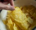 Bild: Daniel Karmann/dpa
Chips gehören zu den beliebtesten Snacks bei Verbrauchern in Deutschland - manche essen sie auch im Bett. (Archivfoto)