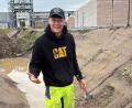 Bild: upl
So sieht ein glücklicher Straßenbauer aus: Louis Sichelstiel (23) aus Irlbach.