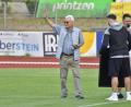 Archivbild: Hubert Ziegler
Nach fast 30 Jahren als Stadionsprecher des FC Amberg wurde Alfred Seppi als Stadionsprecher verabschiedet.