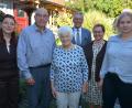 Bild: jr
Christl Legat (Mitte) feierte am Montag ihren 80. Geburtstag. Dazu gratulierten neben ihrem Ehemann Herbert (Zweiter von links) und den Töchtern Barbara (links) und Sabine (rechts) auch Bürgermeister Franz Stahl und seine Frau Cornelia.