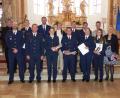 Bild: jp
Die zehn besten Polizeihochschüler des Jahrgang 2022/25 mit den Polizeiführungskräften
von links hinten Stefan Loos, links vorne Michael Holzner, Landespolizeipräsident Michael Schwald und die Lehrgangsbeste Luise Fella aus der Oberpfalz. Rechts vorne: Burgherrin und Leiterin des Studienorts Kastl Marion Irlbacher.