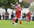 Bild: Hubert Ziegler
Im rassigen Kopfballduell zwischen Fabian Schötz (rechts) vom SV Hahnbach und Remigiusz Szewczyk (links) vom SV Inter Bergsteig geht's ordentlich zur Sache.