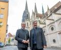 Bild: Armin Weigel/dpa
Bayerns Kabinett um Ministerpräsident Markus Söder (rechts) und Finanzminister Albert Füracker (beide CSU) machte Station in der Oberpfalz - in Regensburg.