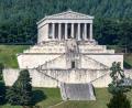 Archivbild: Armin Weigel/dpa
Die imposante Ruhmeshalle Walhalla befindet sich in Donaustauf bei Regensburg.