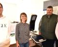 Bild: no
Neue Gesichter im Rathaus (von links): Markus Gebhard (neu), Leiterin der Verwaltungsgemeinschaft Isabel Köstler, der Vorsitzende der Gemeinschaftsversammlung Bürgermeister Dieter Dehling und Laura Rösl-Lieske (neu); auf dem Bild ist auch das neu angeschaffte Gerät zu sehen, mit dem zukünftig biometrische Passbilder für den Personalausweis erstellt werden.