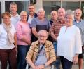 Bild: do
Zum 80. Geburtstag von Hans-Dieter D'Zenit (vorne, Mitte) ließen viele Vereinsvertreter und Wegbegleiter die Fußballer-Legende hochleben.