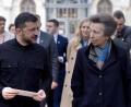 Bild: Thomas Peter/PA Wire/dpa
Prinzessin Anne überreichte dem ukrainischen Präsidenten Wolodymyr Selenskyj einen Brief mit Emblem des Königshauses.