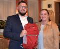 Bild: SPD Ortsverein Neusorg - zur Verfügung gestellt von Simone König
Die Neusorger SPD schickt Corbinian Wedlich in den Wettbewerb um das frei werdene Amt des Bürgermeisters. Mit einem roten Rucksack, gefüllt mit dem notwendigen Rüstzeug, wurde er von Simone König, der Vorsitzenden der SPD-Frauen, beschenkt.