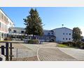 Bild: Portner
Die Sanierung der Doktor-Eisenbarth-Grundschule mit Neubau für die Ganztagsschule (rechts entlang des Pausenhofs) wird laut Entwurfsplanung mit rund 20 Millionen Euro zu Buche schlagen.