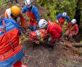 Bild: Hans Bernreuther
Hier wird ein Verletzter aus der Höhle gehievt - alles nur eine Übung.