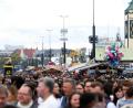 Bild: Felix Hörhager/dpa
Bewölkt und regnerisch soll das letzte Wiesn-Wochenende 2025 laut DWD werden. (Archivbild)
