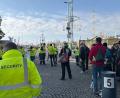 Bild: Manuel Schwarz/dpa
Menschen stehen an einer Absperrung an einem Eingang zum Oktoberfest. Das Münchner Oktoberfest bleibt wegen einer Sprengstoffdrohung bis mindestens 17.00 Uhr geschlossen.