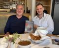 Bild: ge
Stolz präsentieren die Mitorganisatoren Hans-Jürgen Nägerl (links) und Peter Pesold zu den 37. Schlemmerwochen das aktuelle Magazin "Culinary World Tour", das in einer Auflage von 38 000 Stück im ganzen Landkreisn aufliegt.