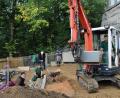 Bild: prh
Fleißig gearbeitet wird an der Gestaltung des Vereinsgartens des Obst- und Gartenbauvereins Wildenau. Den Garten erstellen die Mitglieder in Eigenleistung. Vorsitzender Michael Ebenhöch (rechts) stellt dafür auch Maschinen aus seinem Garten- und Landschaftsbaubetrieb zur Verfügung.