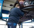 Bild: Hannes P. Albert/dpa
Reparaturen und Wartungen von Autos sind in den vergangenen Jahren deutlich teurer geworden. (Archivbild)