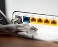 Bild: Fabian Sommer/dpa
Ein LAN-Kabel im Router - in Millionen Haushalten steckt es noch immer in der DSL-Öffnung.