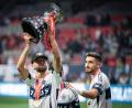Bild: ETHAN CAIRNS/The Canadian Press/AP/dpa
Thomas Müller (l) gewann mit den Vancouver Whitecaps die kanadische Meisterschaft.