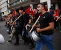 Bild: Socrates Baltagiannis/dpa
Streik legt Athen lahm: Bürger und Gewerkschaften demonstrieren für bessere Arbeitsbedingungen