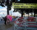 Bild: Michael Faulhaber/dpa
Stundenlang konnten Besucher das Wiesngelände nicht betreten.