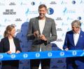 Bild: Karl-Josef Hildenbrand/dpa
Dirk Nowitzki bei der Einweihung des Courts in Würzburg.