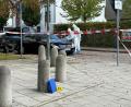 Bild: Roland Freund/dpa
Beamte der Spurensicherung sind neben zwei ausgebrannten Autos im Einsatz. Die Polizei bittet um Zeugenhinweise.