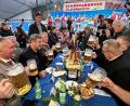 Bild: Stephan Huber
Bayerisches Lebensgefühl inhaliert: Die lokale CSU-Polit-Prominenz prostet ihrem Ministerpräsidenten Markus Söder im Festzelt der Amberger Dult zu. Auf der Bühne spielt die Seubersdorfer Blaskapelle.