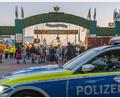 Bild: Armin Weigel/dpa
Das Münchner Oktoberfest durfte am Mittwochabend nach einer Bombendrohung wieder öffnen.