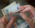 Bild: Marijan Murat/dpa/dpa-tmn
Manche Rentner kommen kaum über die Runden, andere haben hohe Einkommen. (Symbolbild)
