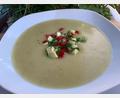 Bild: Michael Schiffer
Die Kartoffelsuppe wird gekrönt von einer Tomaten-Avocado-Mischung.