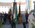 Bild: kro
Startklar für den Einzug in die Basilika: Mit ihren Bannern nahmen Abordnungen von Kolpfingsfamilien und anderen Vereinen an den Feierlichkeiten teil.