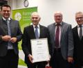 Bild: Hirsch
Landrat Thomas Ebeling, Altlandrat Volker Liedtke und Vorsitzender Werner Heß (von links) ernannten Alois Hagl (Zweiter von links) zum Ehrenvorsitzenden des Vereins "Partner für den Landkreis Schwandorf".