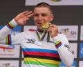 Bild: Jerome Delay/AP/dpa
Im Zeitfahren nicht zu schlagen: Evenepoel holt auch den EM-Titel. (Archivbild)