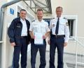 Bild: PSt Nittenau/Michl
Erster Polizeihauptkommissar Franz Wenig (links) und Polizeivizepräsident Robert Fuchs (rechts) gratulierten Polizeihauptkommissar Mario Mühlbauer zu seiner neuen Funktion als Leiter der Polizeistation Nittenau.