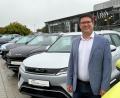 Bild: Nils Ganzmann
Thomas Fischer freut sich über die neuen BYD-Fahrzeuge vor dem Autohaus in Ursensollen.