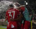 Bild: Petros Karadjias/AP/dpa
Beim Jubel der Mainzer über das 1:0 gegen Omonia Nikosia warfen Fans der Gastgeber Becher Richtung FSV-Profis.