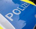 Symbolbild: Peter Kneffel/dpa
Ein 26-jähriger Mann belästigt in Schwandorf Passanten und führt ein Messer mit sich. Die Polizei ermittelt.