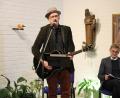 Archivbild: prh
Hubert Treml (links) begleitete das fünfjährige Bestehen des Hospizes St. Felix im vergangenen Jahr musikalisch. Am 19. Oktober engagiert er sich erneut für die Einrichtung und gibt ein Benefizkonzert zugunsten des Hospizes.
