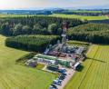 Bild: Peter Kneffel/dpa
Der Bohrplatz in der Gemeinde Reichling ist nicht nur den Anwohnern ein Dorn im Auge - auch im Kreistag sprachen sich die Mitglieder mehrheitlich gegen die Suche nach Erdgas im Landkreis Landsberg am Lech aus. (Archivbild)