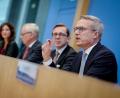 Bild: Kay Nietfeld/dpa
Der NKR stellt seinen Jahresbericht zusammen mit Digitalisierungsminister Karsten Wildberger (CDU) und dem Parlamentarischen Staatssekretär seines Ministeriums, Philipp Amthor (CDU), vor.