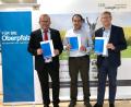 Bild: Regierung der Oberpfalz/Denner
Martin Kiesl (Leiter Bereich Wirtschaft, Landesentwicklung, Heimat und Verkehr an der Regierung der Oberpfalz, von links), Yusuf Gökcel (Geschäftsführer Energie-Technologisches Zentrum Nordoberpfalz) und Ludwig Friedl (Geschäftsführer Energieagentur Regensburg) unterstützen Kommunen auf ihrem Weg zur Energiewende.