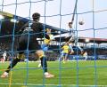 Bild: Swen Pförtner/dpa
Tor nach 30 Sekunden: Paderborns Filip Bilbija trifft in Braunschweig.