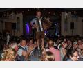 Bild: kro
Tobi Lautner mit seiner Quetsch'n mitten im Partyvolk.